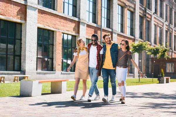 Sonriente Grupo Multicultural Amigos Abrazándose Mientras Caminan Juntos Por Calle — Foto de Stock