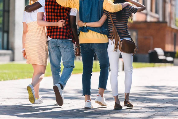Tiro Cortado Grupo Multicultural Amigos Abraçando Enquanto Caminham Rua Juntos — Fotografia de Stock