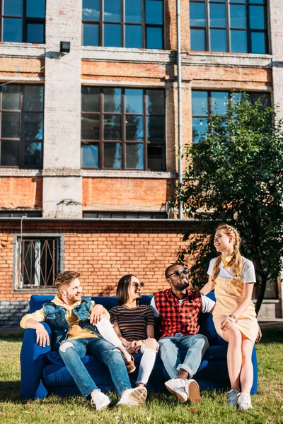 Gemeinsam Lächelnde Freunde Auf Blauem Sofa — kostenloses Stockfoto