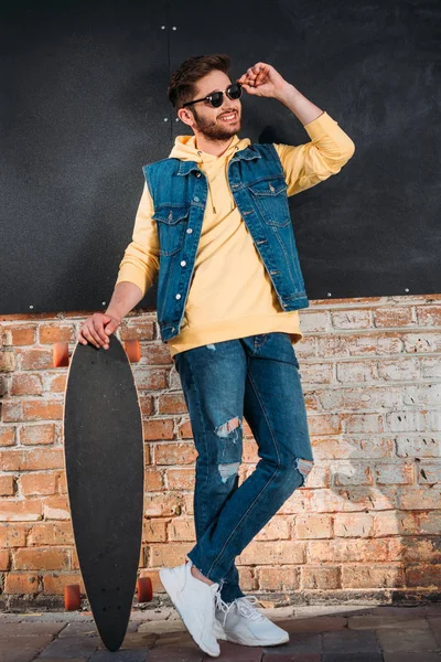 Hombre Con Estilo Gafas Sol Con Longboard Pie Calle — Foto de stock gratis