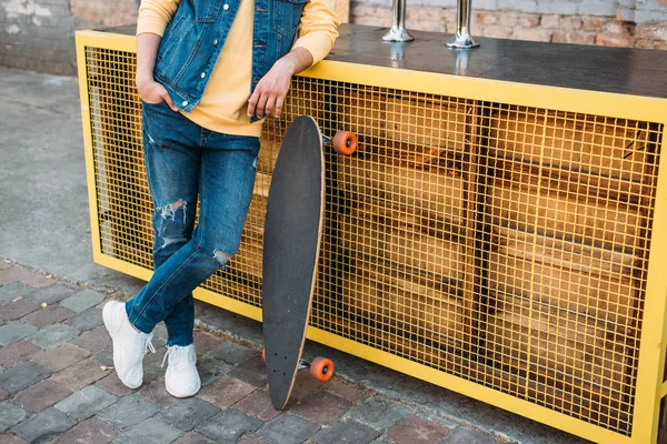 Cropped Shot Man Longboard Standing Street — Free Stock Photo