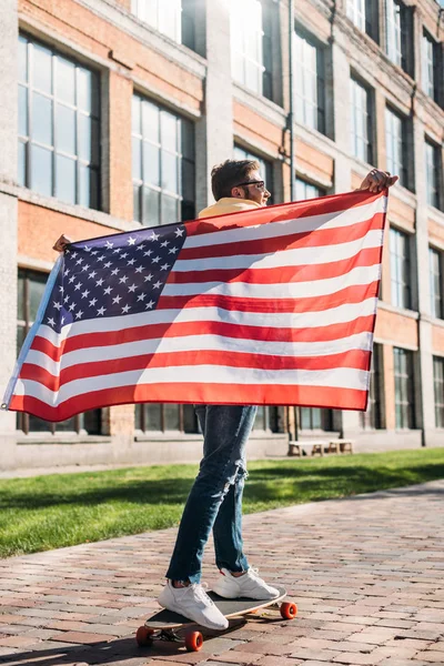 Vista Trasera Del Hombre Con Bandera Americana Patinaje Longboard Calle — Foto de Stock