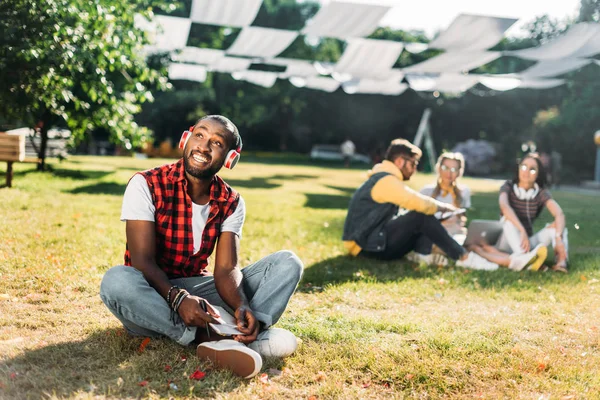 Selectieve Aandacht Voor Afro Amerikaanse Man Hoofdtelefoon Met Laptop Rustend — Gratis stockfoto