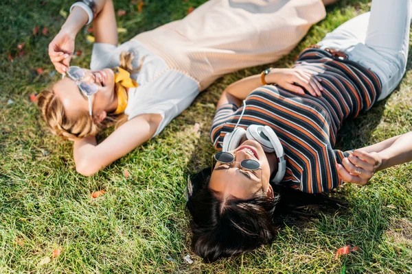 Mujeres Sonrientes Jóvenes Multiculturales Descansando Sobre Hierba Verde Parque — Foto de Stock