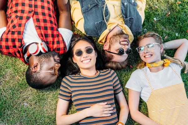 Blick Von Oben Auf Glückliche Multiethnische Freunde Die Gemeinsam Auf — Stockfoto