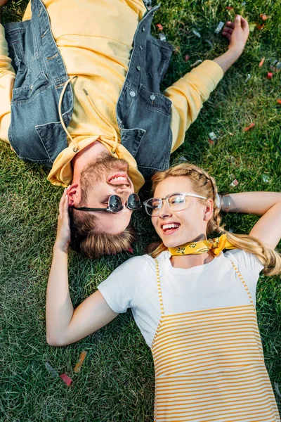 Atas Kepala Melihat Pasangan Muda Yang Bahagia Beristirahat Rumput Hijau — Foto Stok Gratis