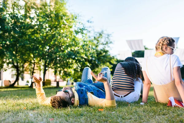 Visão Traseira Amigos Descansando Gramado Verde Parque — Fotografia de Stock