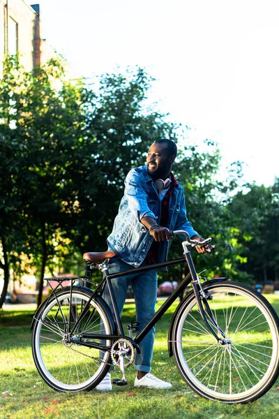 Sonriente Afroamericano Hombre Con Bicicleta Retro Parque — Foto de stock gratis