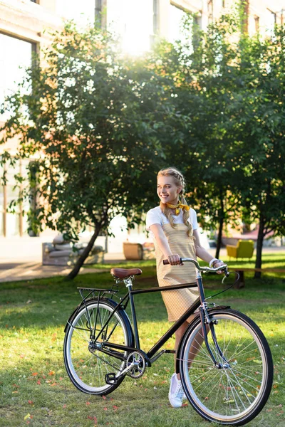 Молода Красива Жінка Ретро Велосипедом Дивиться Далеко Стоячи Парку — Безкоштовне стокове фото