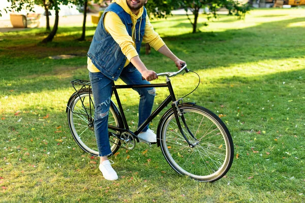 Μερική Άποψη Του Κομψό Άνθρωπος Ιππασία Ρετρό Ποδήλατο Στο Πάρκο — Δωρεάν Φωτογραφία