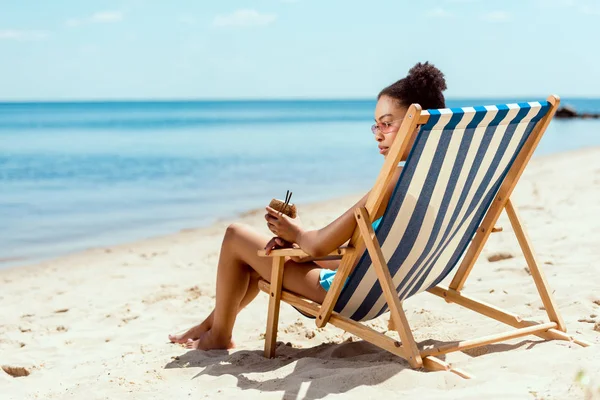 Mujer Afroamericana Bikini Gafas Sol Celebración Cóctel Cáscara Coco Mientras — Foto de Stock