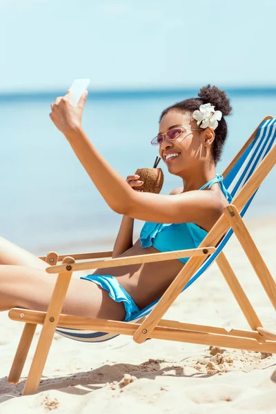 Happy African American Woman Flower Head Drinking Cocktail Coconut Shell — Stock Photo, Image