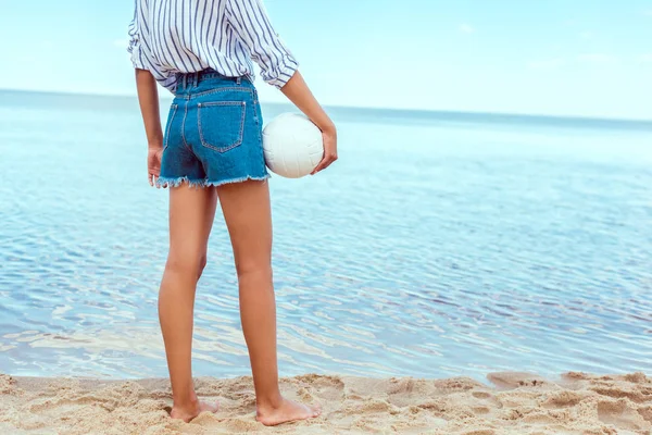 Cropped Image Woman Holding Ball Volleyball Sandy Beach — Free Stock Photo