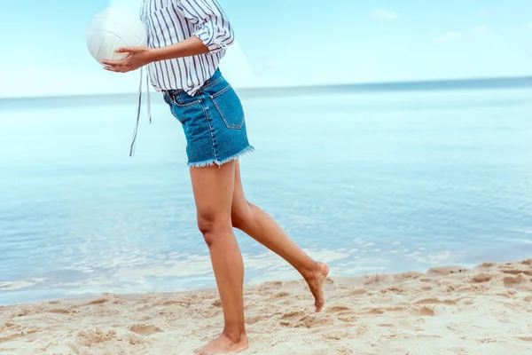 Oříznutý Obraz Ženy Držící Míč Pro Plážový Volejbal Před Moře — Stock fotografie zdarma