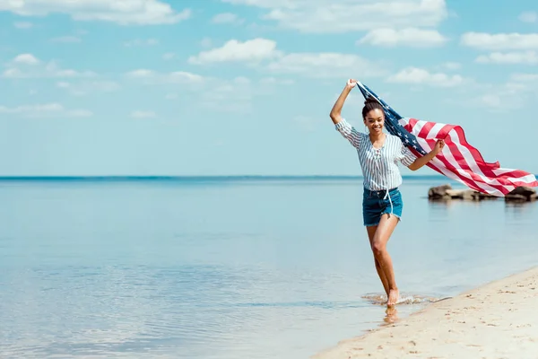 Mujer Feliz Corriendo Agua Mar Con Bandera Americana Concepto Del — Foto de Stock