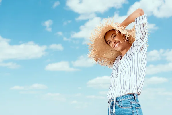 Lage Hoekmening Van Lachende Afro Amerikaanse Vrouwelijke Reiziger Stro Hoed — Stockfoto