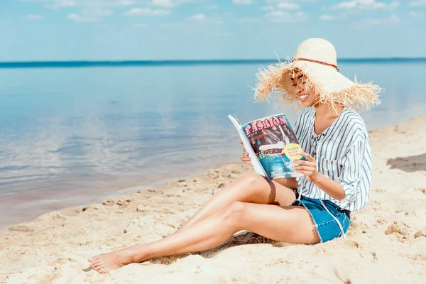 Mulher Americana Africana Sorridente Elegante Palha Leitura Revista Moda Praia — Fotografia de Stock