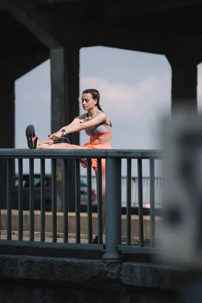 Beautiful Sportive Woman Stretching Leg Railings Bridge — Stock Photo, Image