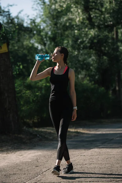 Atractiva Mujer Atlética Beber Agua Botella Deportes Parque —  Fotos de Stock