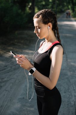 kulaklık, akıllı izle ve smartphone ile çekici sporcumuz