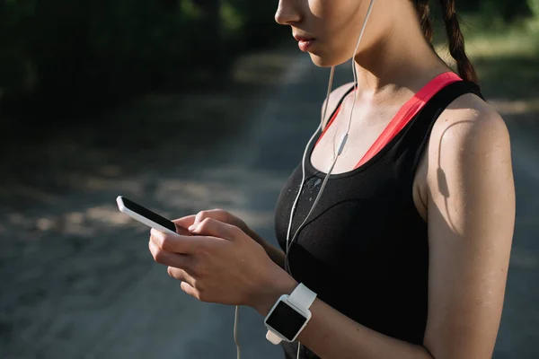 Bijgesneden Beeld Van Jonge Sportvrouw Met Koptelefoon Smartwatch Smartphone — Stockfoto