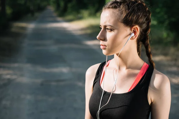 Piękna Kobieta Lekkoatletycznego Słuchania Muzyki Pomocą Słuchawek — Zdjęcie stockowe