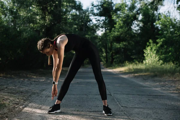 Giovane Donna Atletica Che Esercita Sul Sentiero Nel Parco — Foto stock gratuita