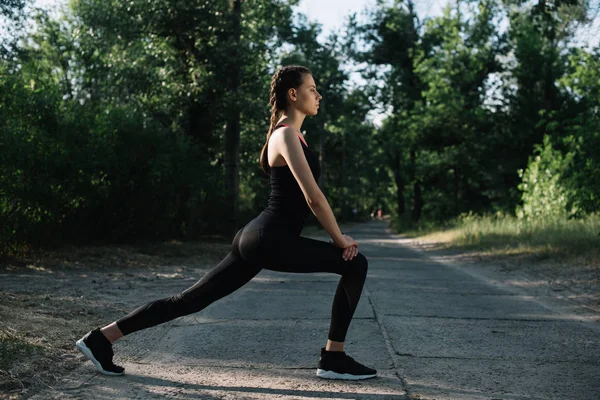 Αθλητική Γυναίκα Stretching Κάνοντας Lunges Στο Δρόμο Στο Πάρκο — Φωτογραφία Αρχείου