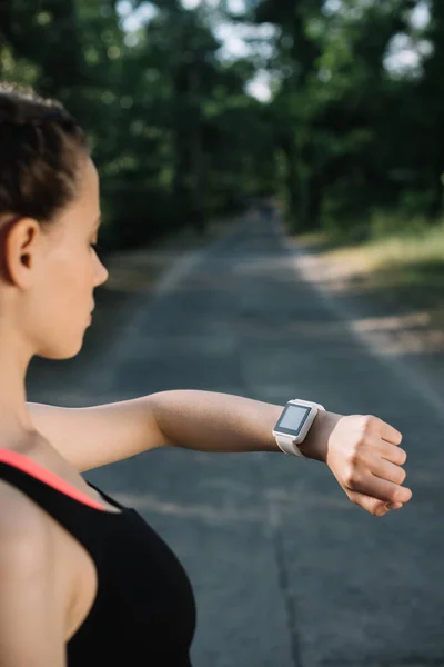 Mujer Deportiva Mirando Reloj Inteligente Durante Entrenamiento Aire Libre — Foto de Stock