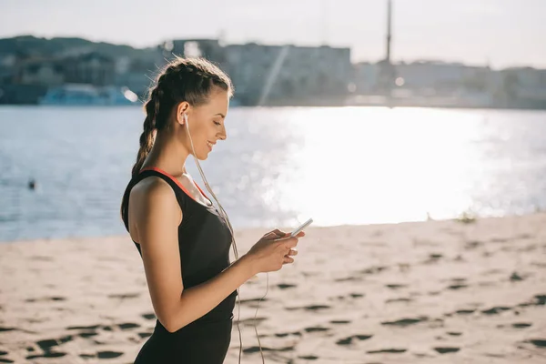 Chica Deportiva Sonriente Escuchar Música Con Auriculares Uso Teléfono Inteligente — Foto de Stock