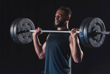 Kas Afrikalı-Amerikalı sporcu siyah halter kaldırma