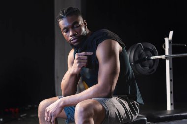 Afrika kökenli Amerikalı sporcu spor olarak çalışma sonra oturmuş omuz havlu ile