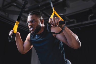 fitness kayışları ile eğitim kas Afrikalı-Amerikalı sporcu düşük açılı görünümü 