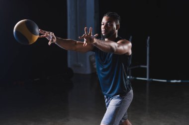 Kas Afrikalı-Amerikalı sporcu spor top ile eğitim