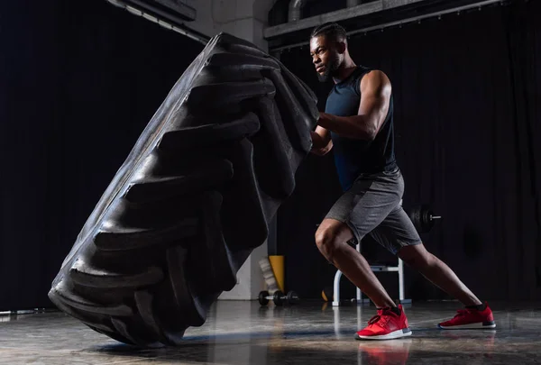 Seitenansicht Des Athletischen Afrikanisch Amerikanischen Mannes Der Mit Reifen Trainiert — Stockfoto
