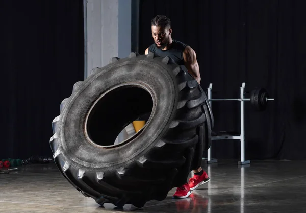 Jovem Desportista Afro Americano Musculoso Exercitando Com Pneu — Fotografia de Stock