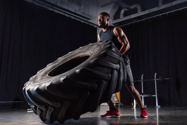 Vista Basso Angolo Allenamento Muscolare Afro Americano Uomo Con Pneumatico — Foto Stock