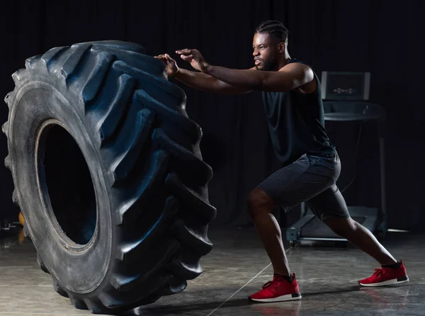 Zijaanzicht Van Gespierde Afro Amerikaanse Sporter Traint Met Band — Stockfoto