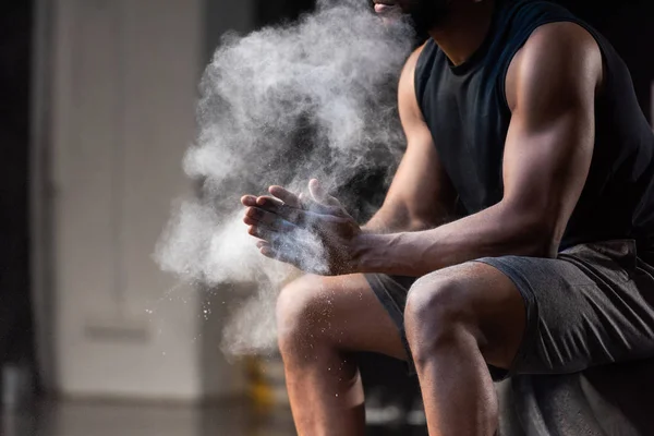 Bijgesneden Schot Van Gespierde Afro Amerikaanse Sportman Talkpoeder Toe Passen — Stockfoto