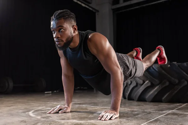 Lekkoatletycznego Mężczyzna African American Ciosem Robi Push Ups Szkolenia Oponą — Zdjęcie stockowe