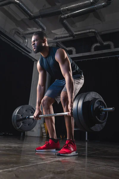 Visão Baixo Ângulo Atleta Americano Africano Muscular Levantando Barbell Olhando — Fotografia de Stock