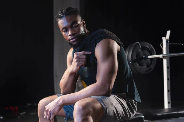 Deportista Afroamericano Con Toalla Hombro Sentado Después Del Entrenamiento Gimnasio — Foto de Stock