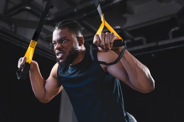 Vista Ángulo Bajo Del Entrenamiento Deportista Afroamericano Muscular Con Correas —  Fotos de Stock