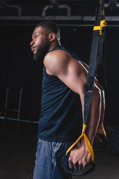 Visão Lateral Homem Americano Africano Muscular Olhando Para Longe Durante — Fotografia de Stock Grátis