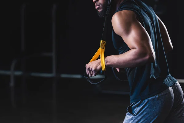 Beskuren Bild Muskulös Afroamerikanska Man Tränar Med Resistance Band — Stockfoto