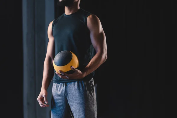 ボールを保持しているスポーツ ウエアで筋のアフリカ系アメリカ人のクロップ撮影 — ストック写真