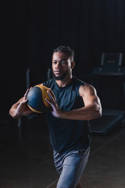Muscular Afro Americano Desportista Segurando Bola Enquanto Exercita Ginásio — Fotografia de Stock Grátis