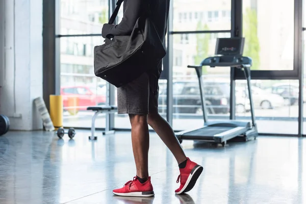 Beskuren Bild Afroamerikanska Mannen Sportkläder Hålla Påsen Gym — Stockfoto