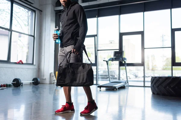 Tiro Recortado Homem Afro Americano Sportswear Segurando Saco Garrafa Água — Fotografia de Stock