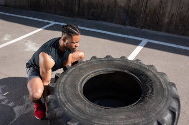 Lastik sokak ile egzersiz kas Afrikalı-Amerikalı sporcu yüksek açılı görünüş  